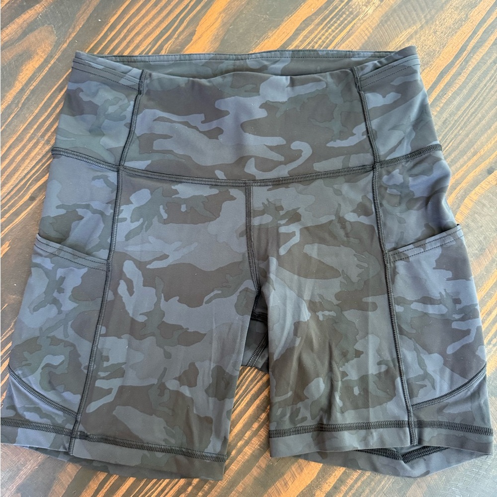 lululemon athletica Fast and FreeBlack Camouflage Shorts- Size 6- 6” inseam
